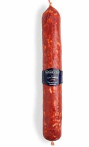 Chorizo ​​rojo largo con etiqueta negra.