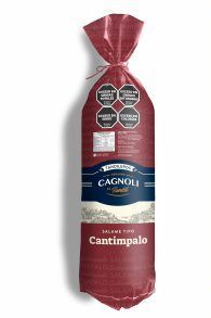 Salami Cagnoli Cantimpalo en envase de color granate, atado en la parte superior, sobre fondo blanco.