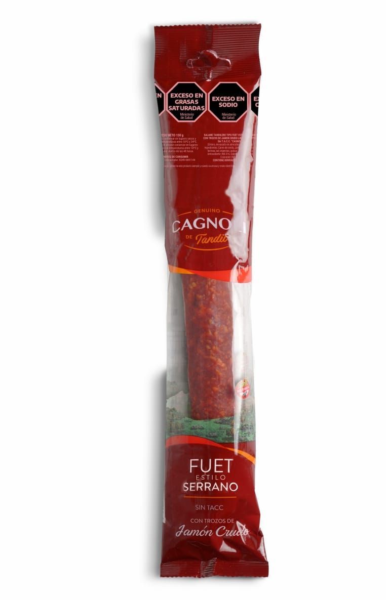 Un paquete de salchicha Fuet Salami, con envoltorio de color rojo oscuro y ventana de plástico transparente.