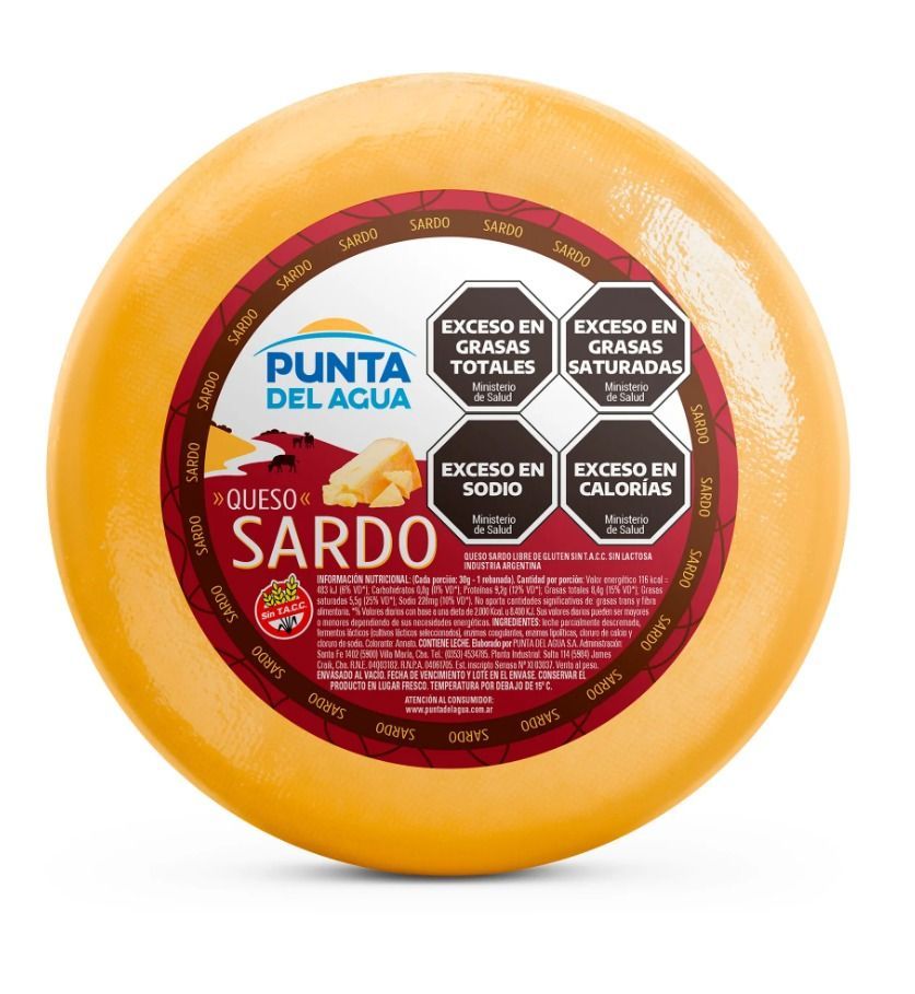 Rueda de queso Sardo con etiquetas de advertencia.