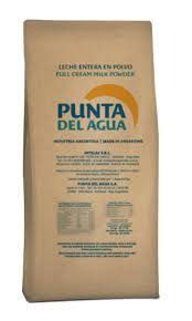 Una bolsa de leche entera en polvo Punta del Agua sobre un fondo blanco.