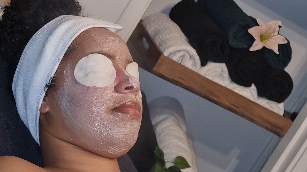 Een vrouw krijgt een gezichtsbehandeling in een spa.