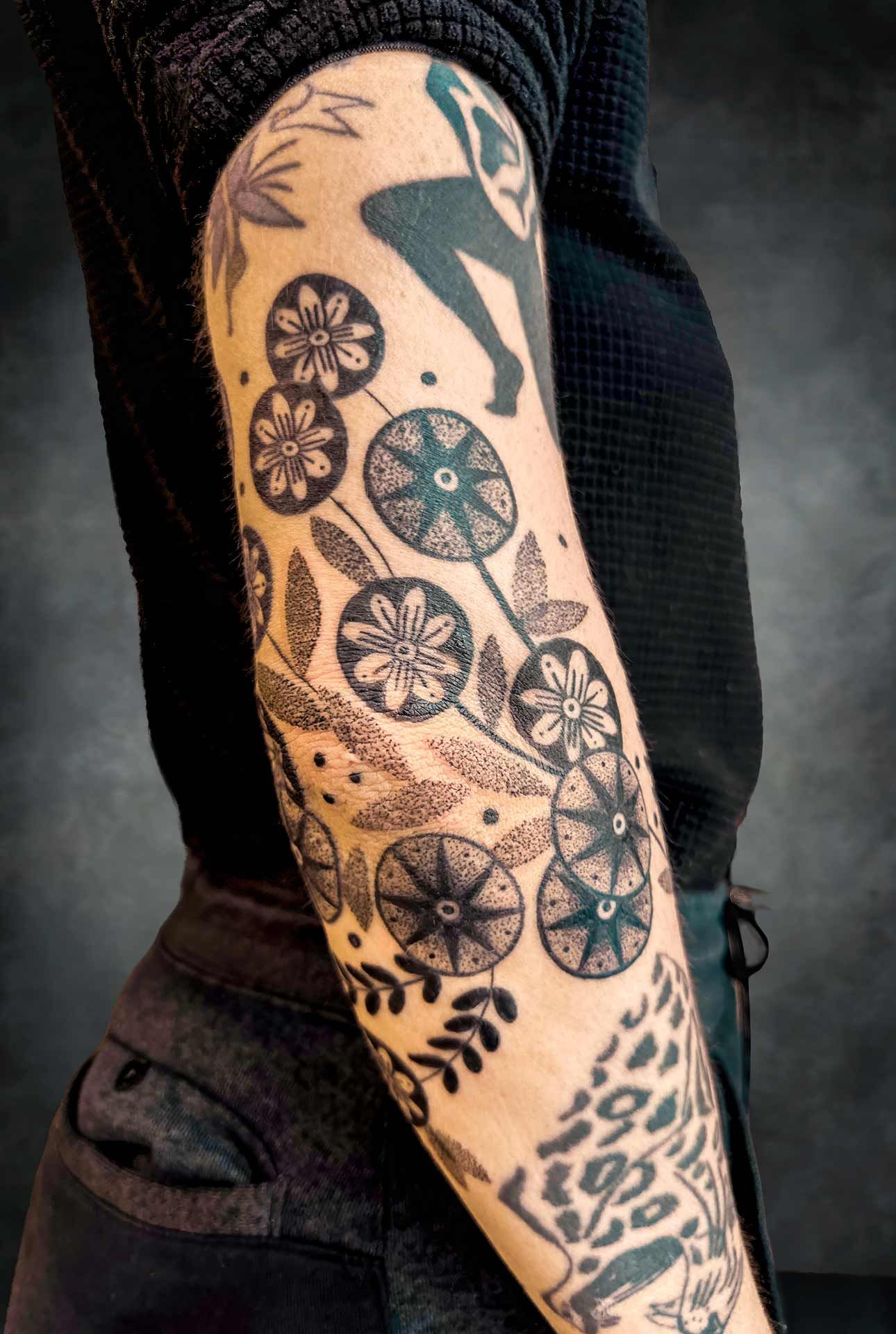 Une personne avec beaucoup de tatouages sur le bras.
