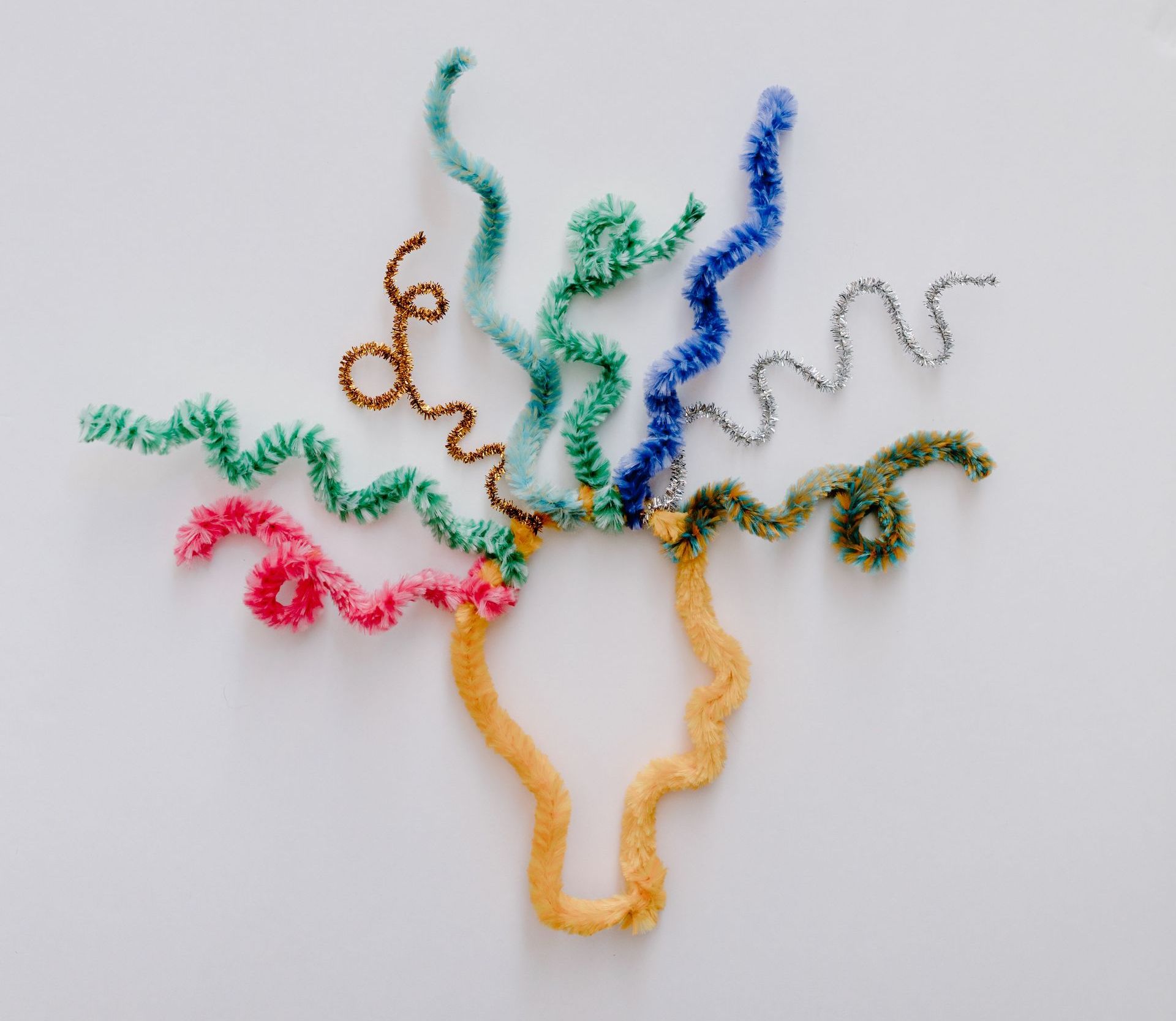 head shaped out of pipecleaners, with squiggles coming out of it to indicate thoughts