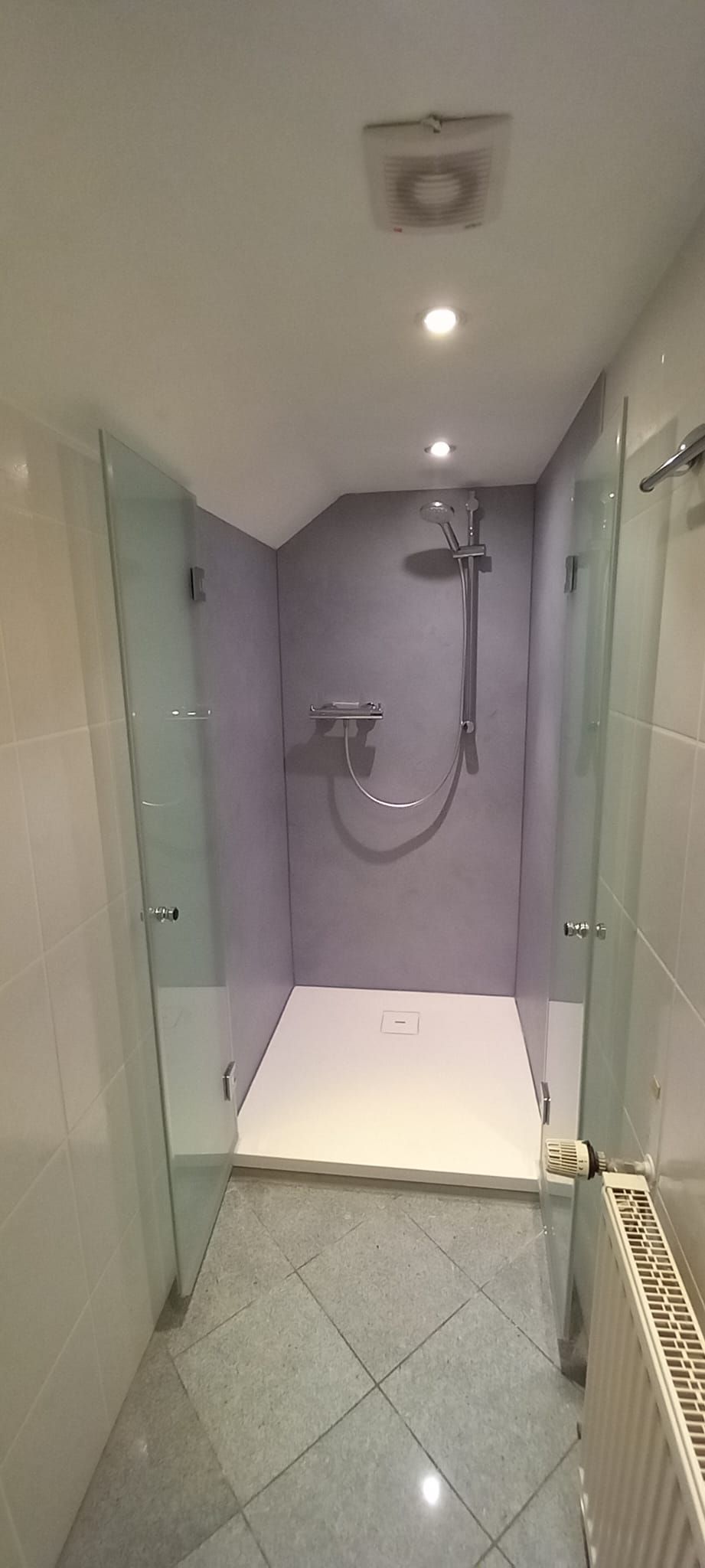 Box doccia moderna con porte in vetro, pareti piastrellate grigie, pavimento bianco e luce a soffitto