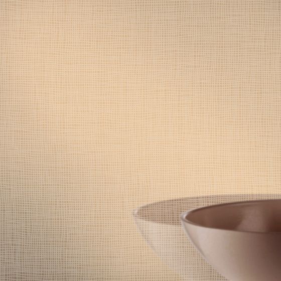 Due ciotole impilate su una superficie beige ruvida, una bianca e una marrone, tagliate nell’angolo in basso a destra.