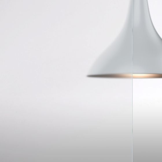 Lampada a sospensione minimalista bianca, con un sottile bordo dorato illuminato, su uno sfondo chiaro