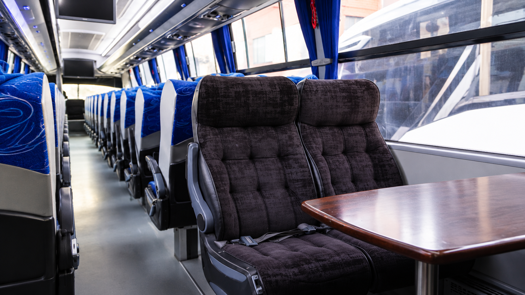 Sillas reclinables con cinturón de seguridad en bus de transporte turístico de Transturismo