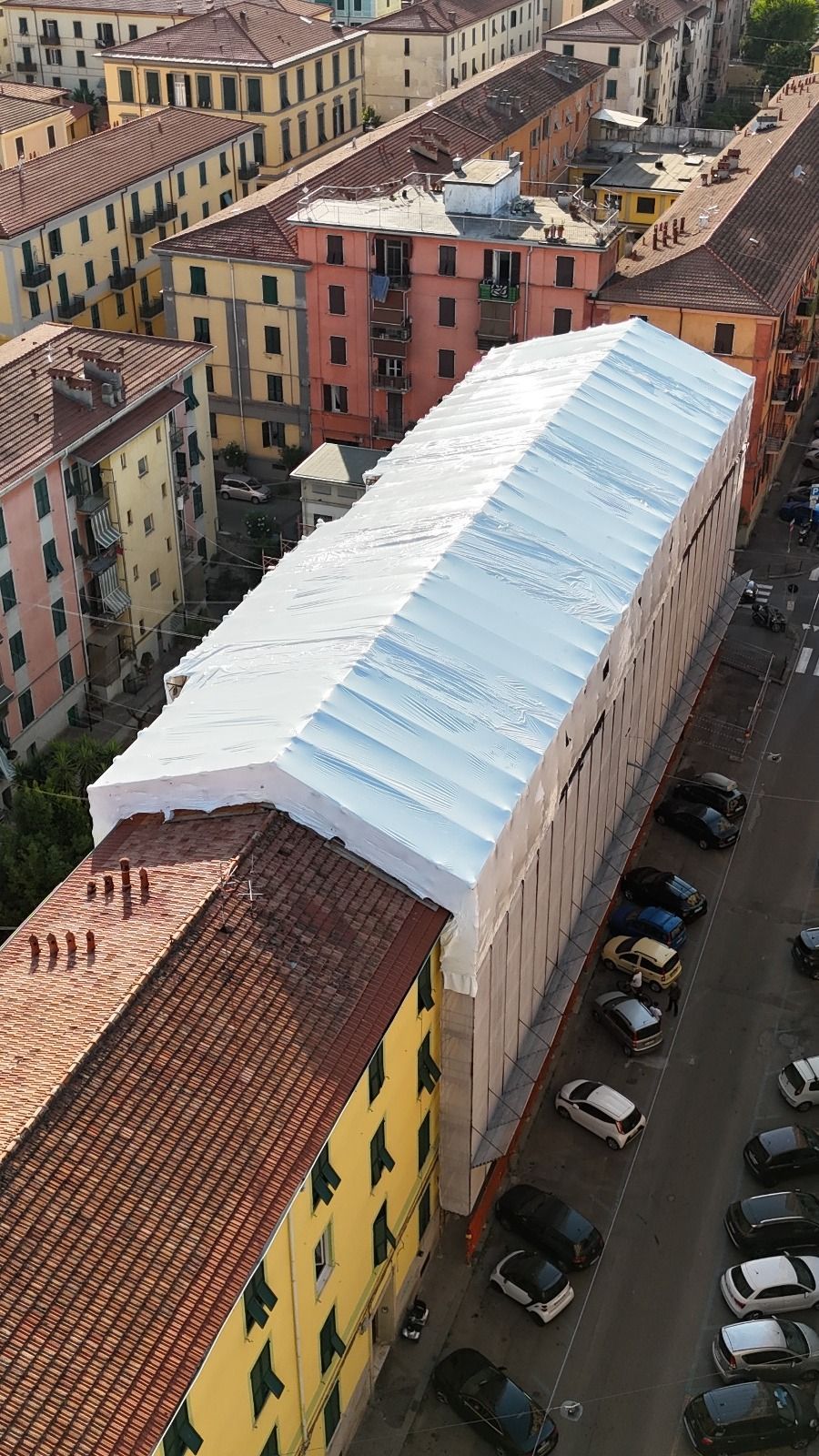 edificio con telo bianco