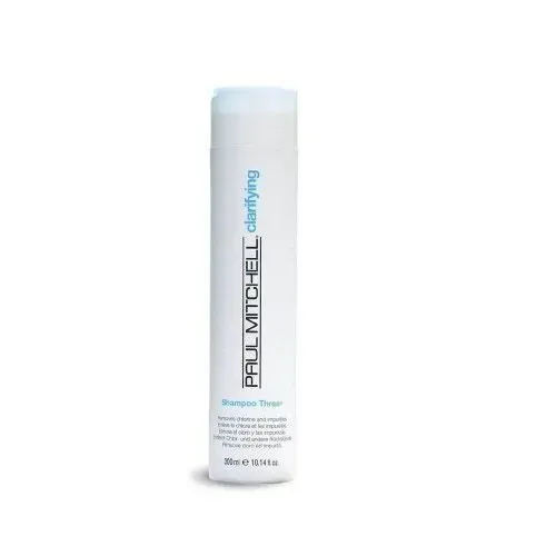 Una bottiglia di shampoo chiarificante Paul Mitchell su sfondo bianco.