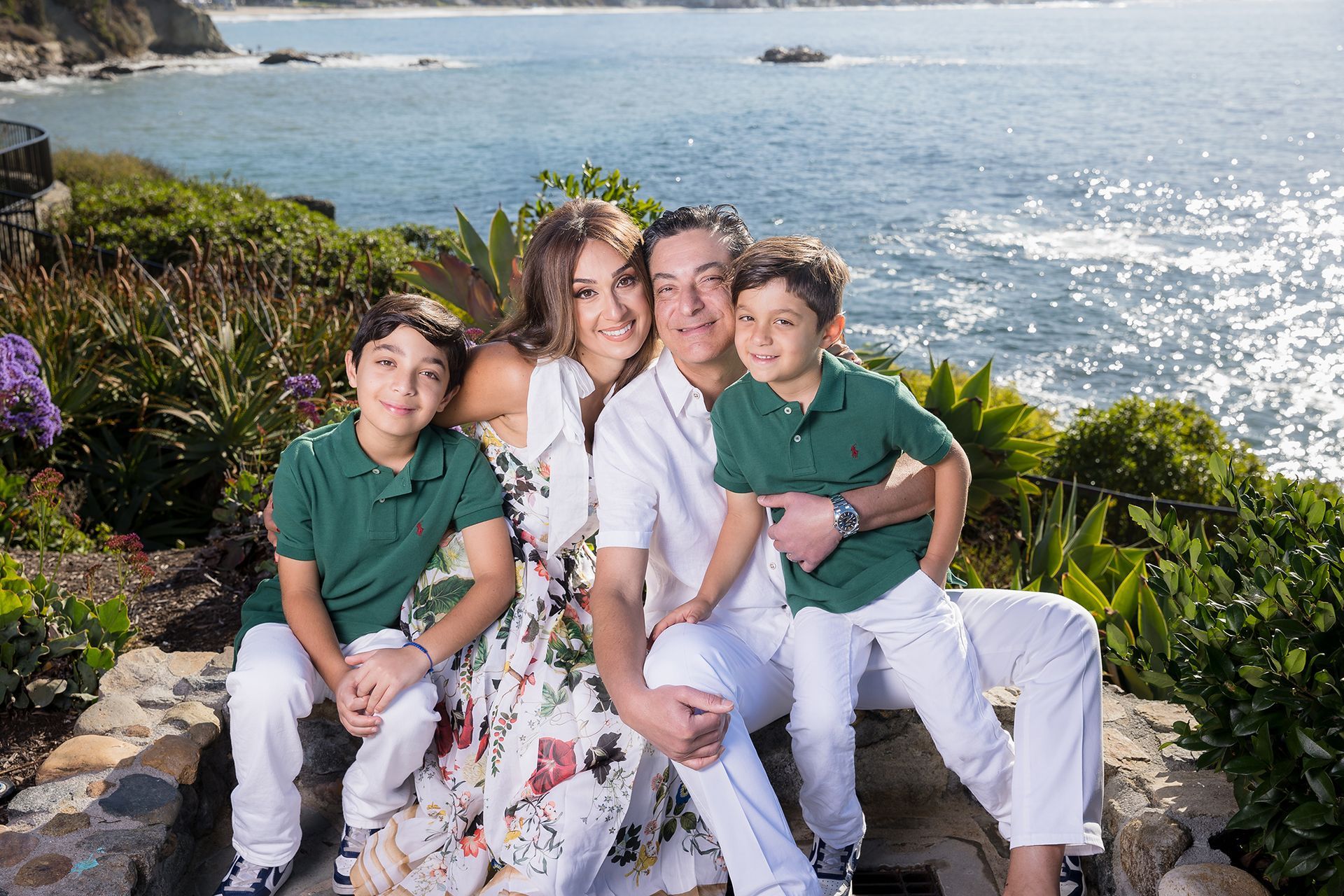 Laguna Beach photographer photoshoot at Heisler park of a family wearing green and white