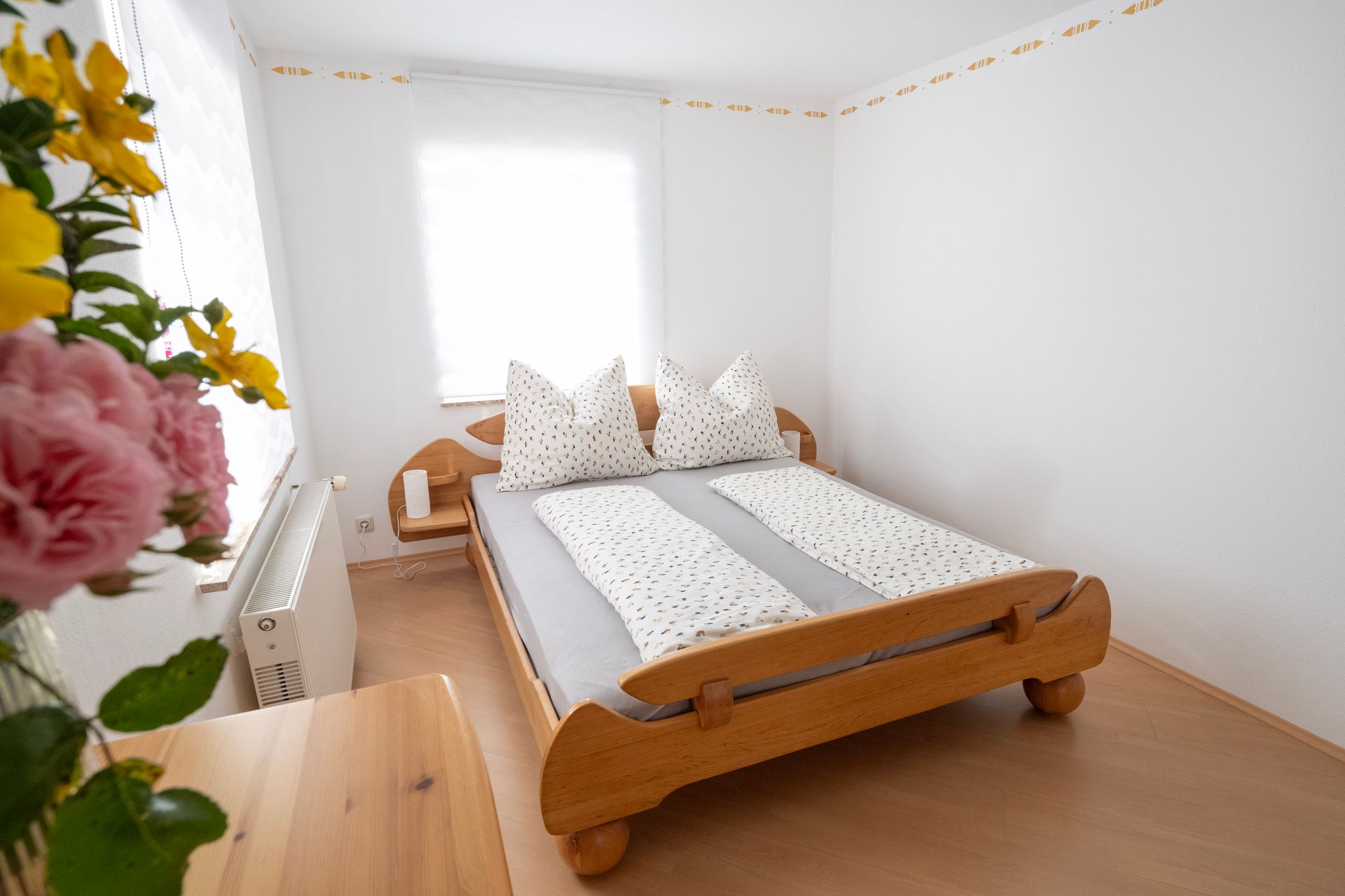 ein Schlafzimmer mit einem Bett und einem Tisch