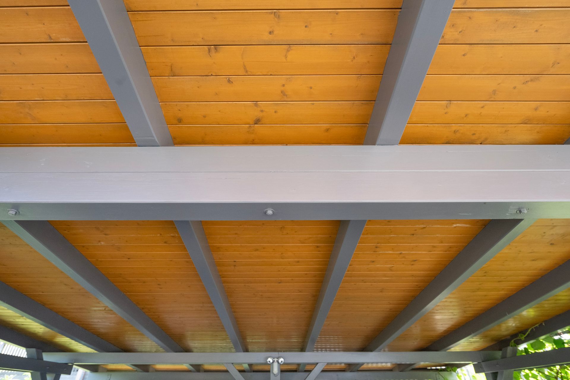 die Decke eines Garagendecks aus Holz und Metall