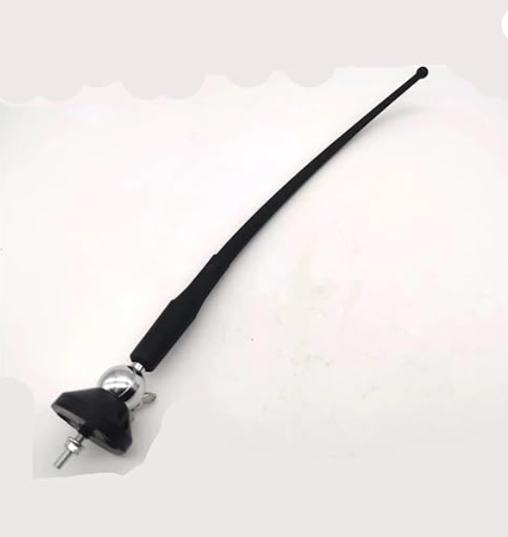 Antena automotriz negra con base de montaje plateada sobre fondo blanco.