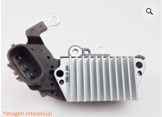 Componente electrónico negro y plateado con aletas de refrigeración y soportes de montaje sobre un fondo blanco.