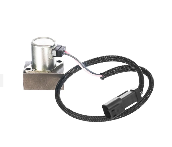Válvula solenoide plateada con cable trenzado negro y conector sobre una pequeña base metálica.