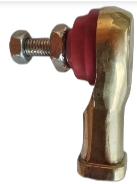 Conector acodado de metal color latón con junta de goma roja y perno roscado sobre fondo blanco.