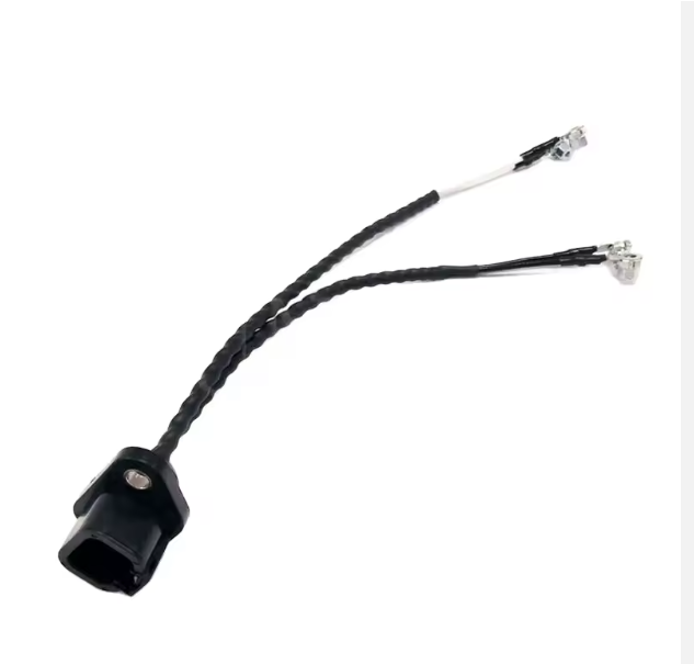 Cableado trenzado negro con dos conectores metálicos y un enchufe negro sobre fondo blanco.