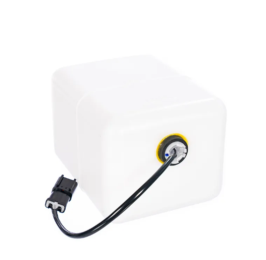 Dispositivo de plástico blanco con cable y conector negros sobre fondo blanco.
