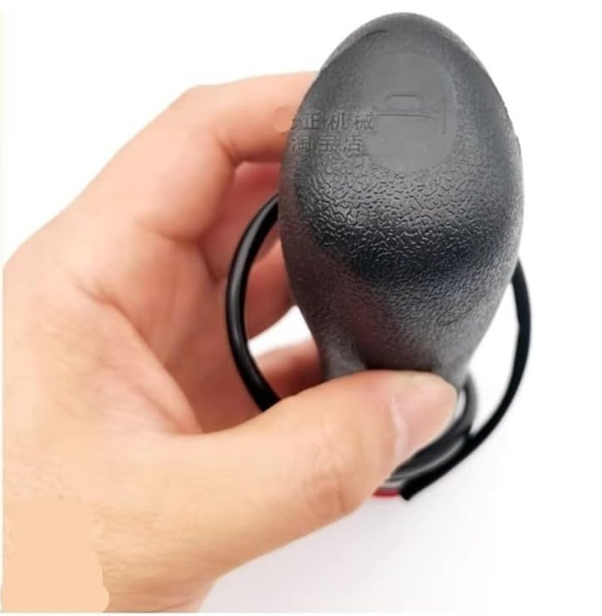 Una mano sosteniendo un ratón de ordenador negro con cable sobre un fondo blanco.