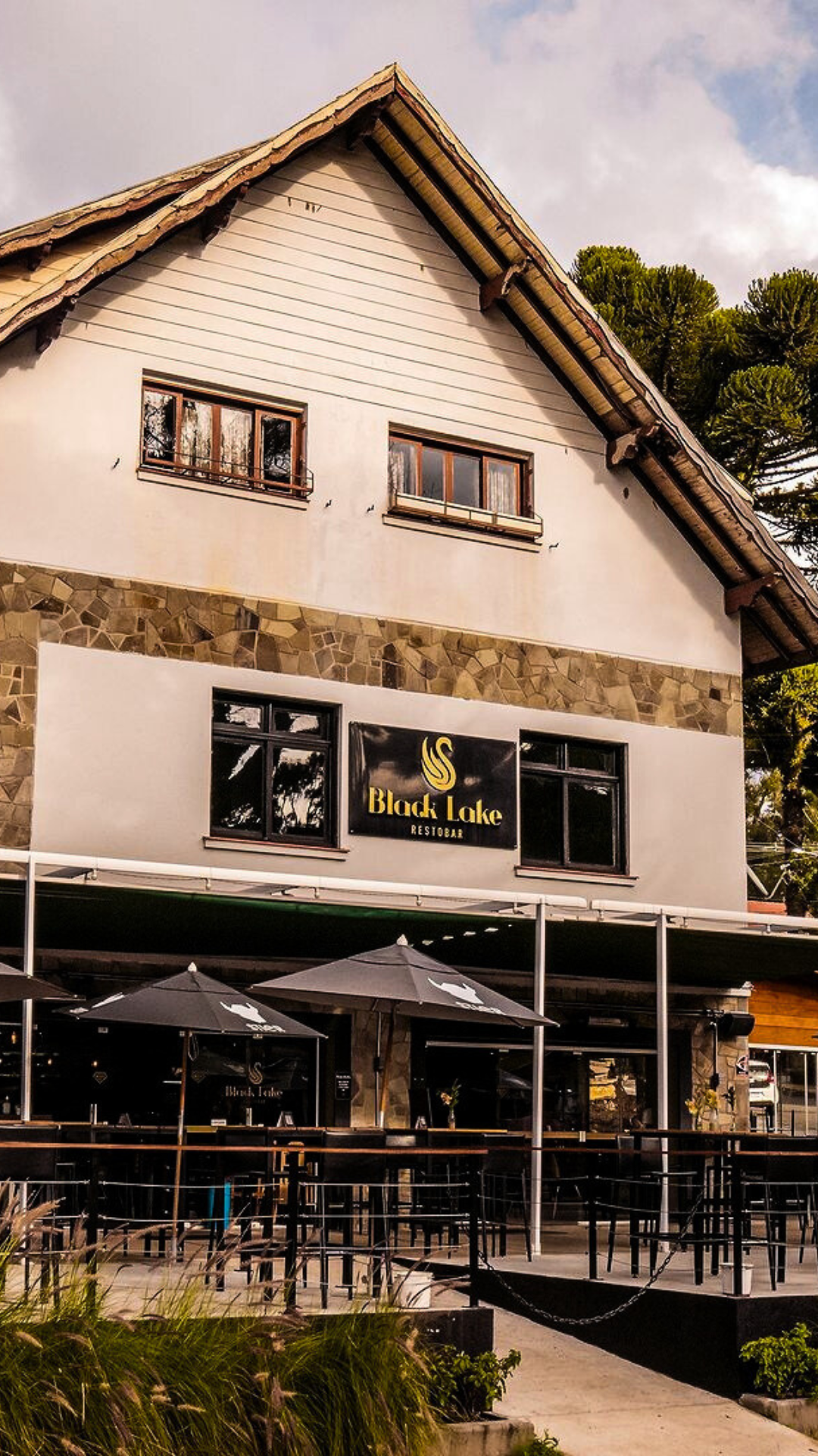 Um grande edifício com uma placa que diz 'família'
