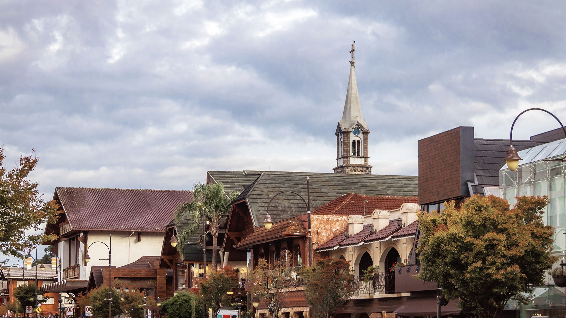 Uma fileira de edifícios com uma igreja ao fundo