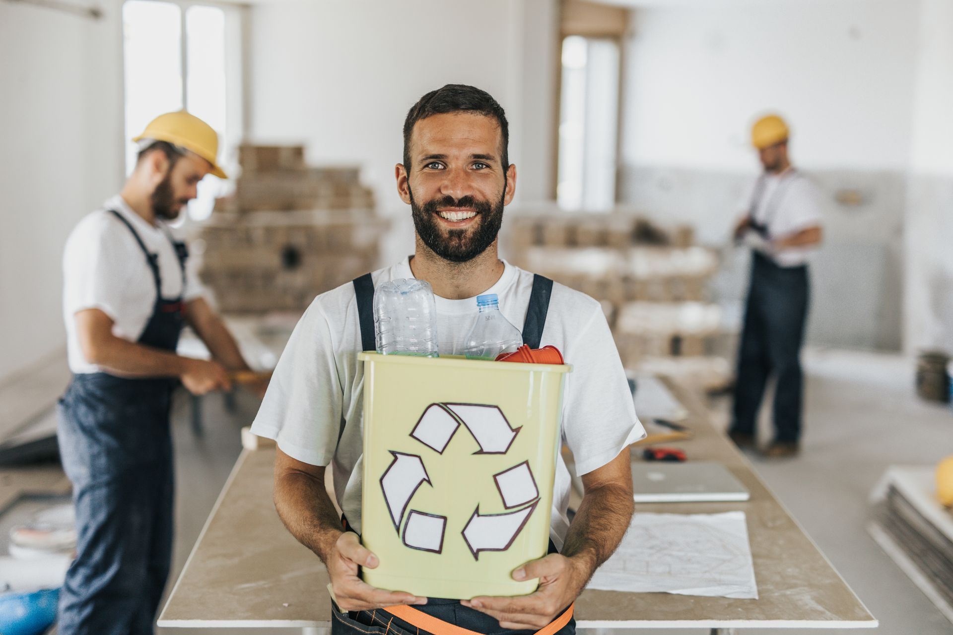 operaio edile a lavoro con rifiuti in mano