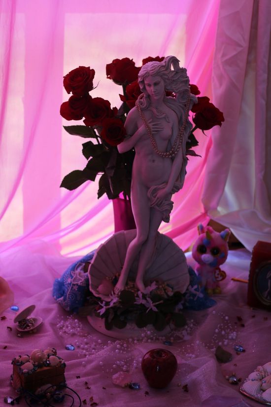 A statue of a woman.