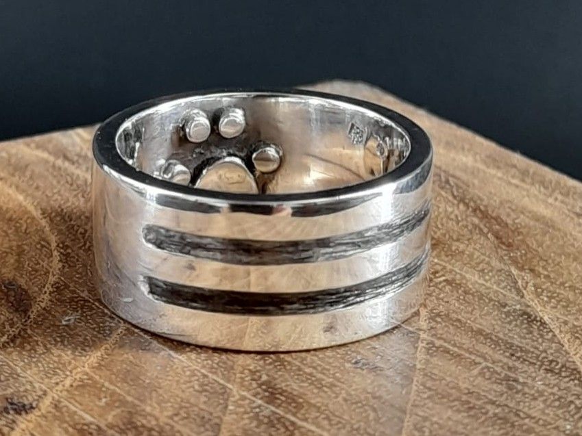 Dierbare ring met haren van overleden hond en kat