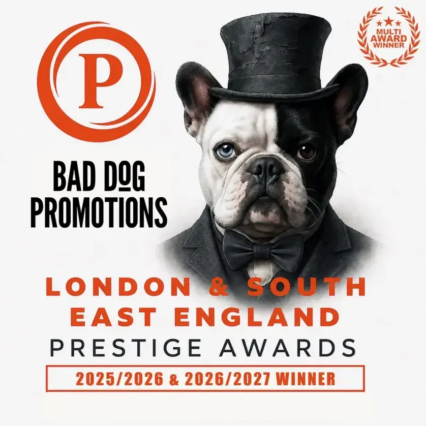 Het logo van Bad Dog Promotions met een bulldog in een hoge hoed en de tekst