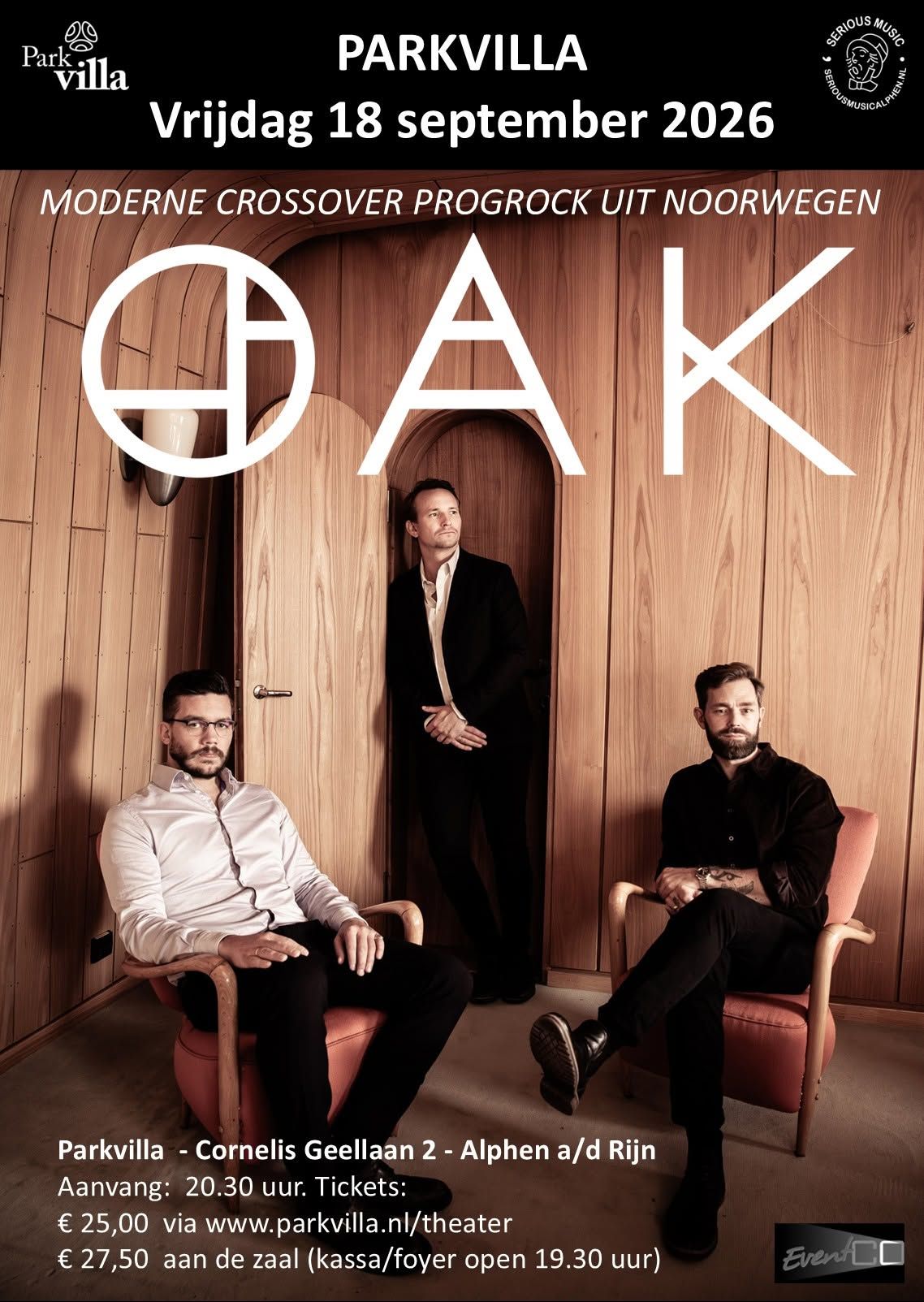 Drie zittende artiesten poseren op een houten podiumachtergrond voor een concertposter van Parkvilla, met de grote tekst
