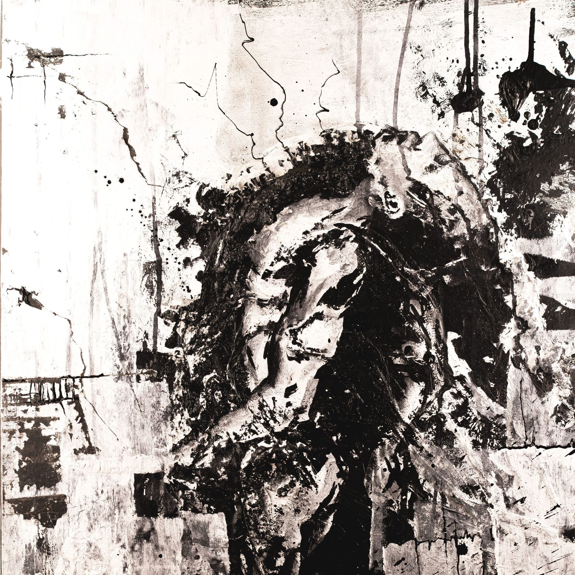 Abstracte zwart-witfiguur met een gestructureerde, met verf bespatte achtergrond.