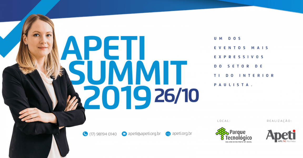 Uma mulher de terno está parada em frente a um pôster do apeti summit 2019