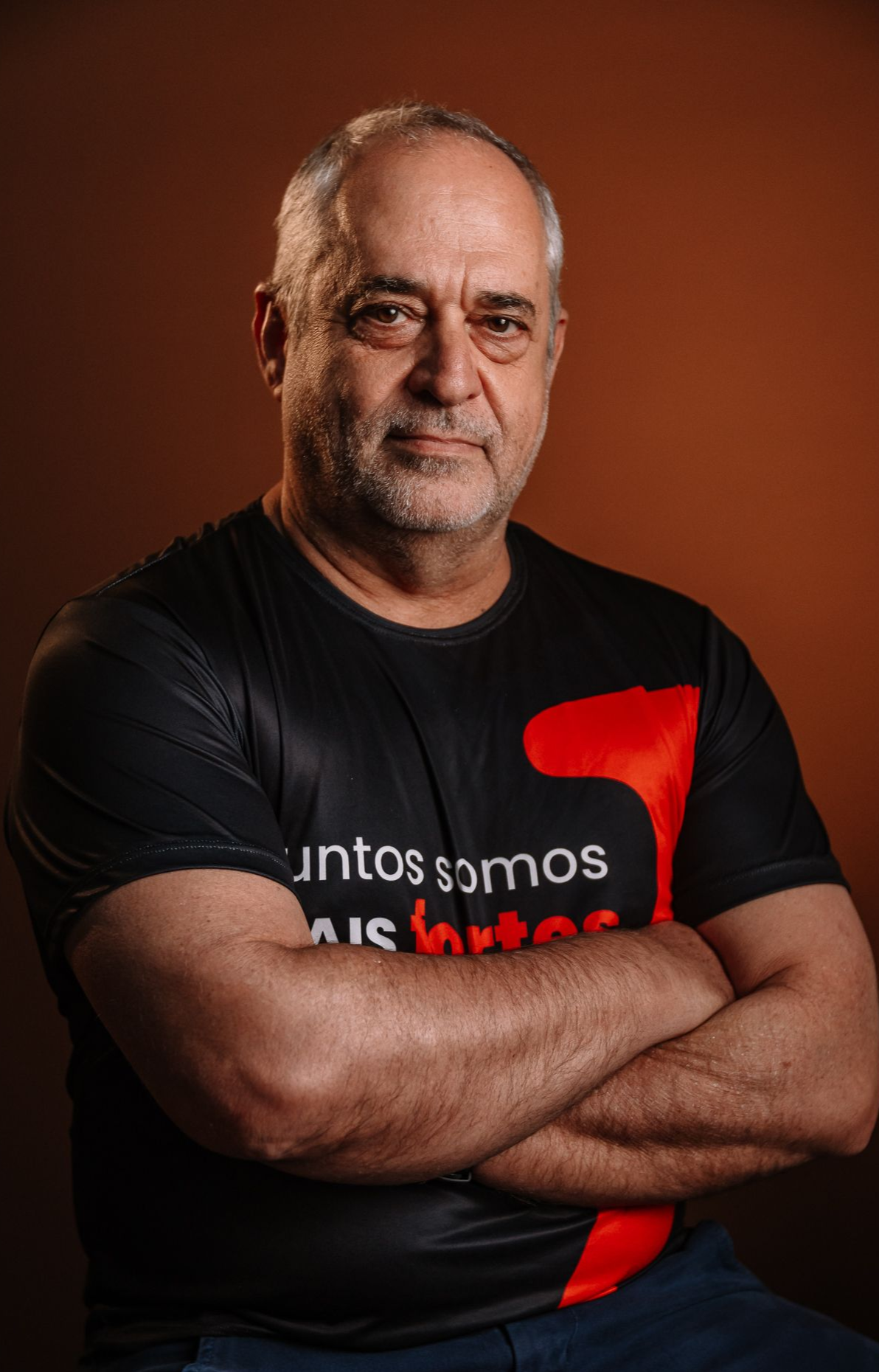 A man wearing a shirt that says juntos somos mais fortes
