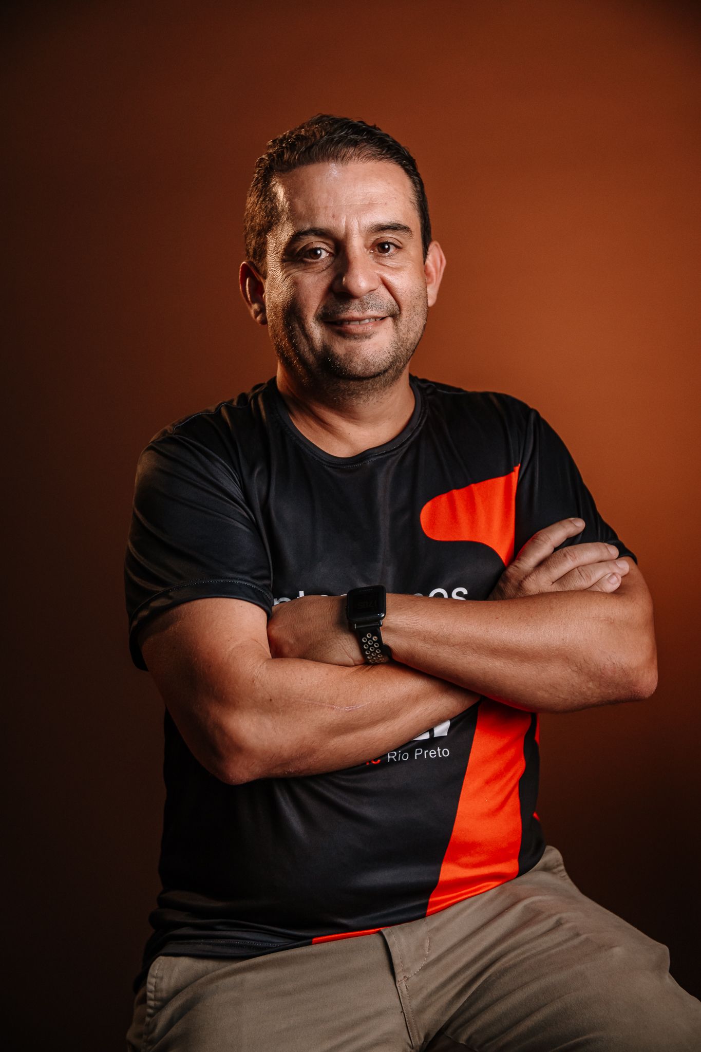 Um homem de terno e gravata está sorrindo para a câmera.