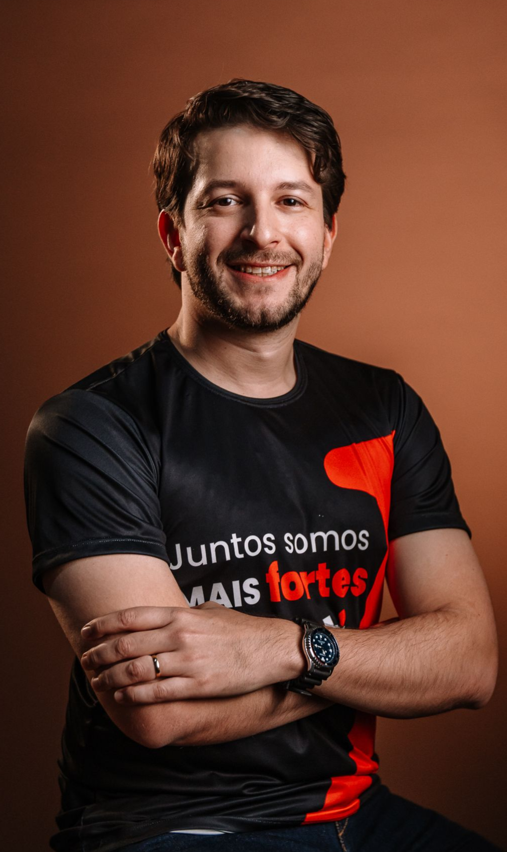 A man wearing a shirt that says juntos somos mais fortes