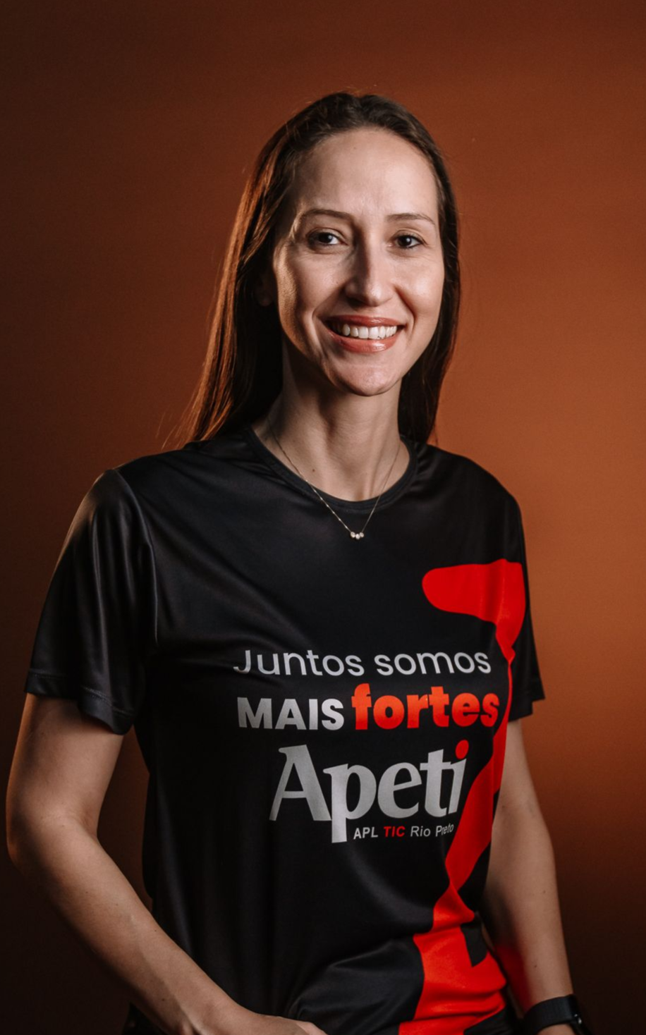 Uma mulher vestindo uma camisa que diz sou vip sou max está cantando em um microfone