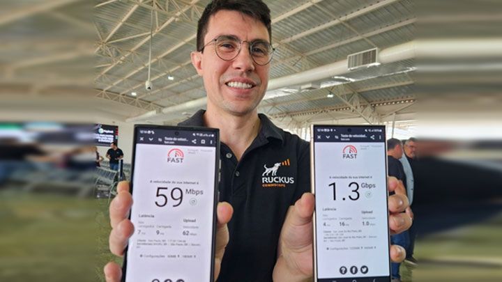Um homem está segurando dois celulares nas mãos.