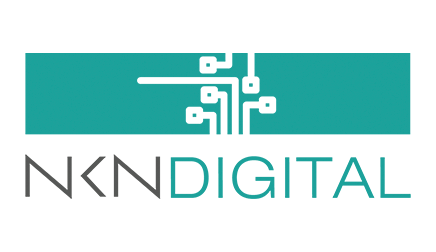 O logotipo da nkn digital é um logotipo azul e branco com uma placa de circuito nele.