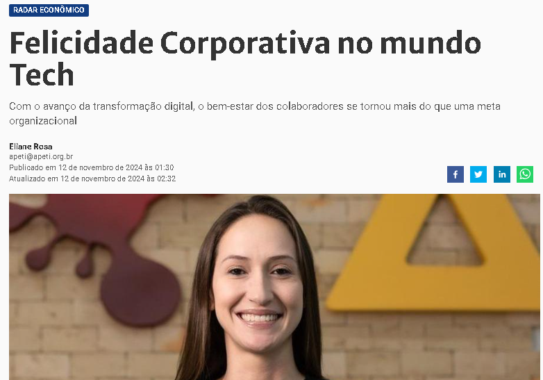 Uma mulher está sorrindo em frente a uma parede de tijolos e um triângulo amarelo.