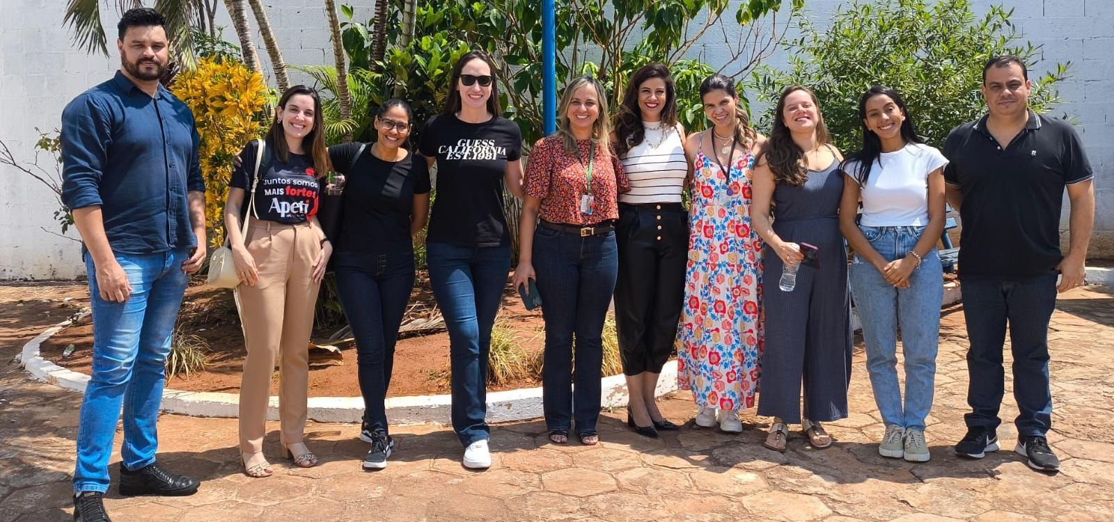Um grupo de pessoas está posando para uma foto juntos.