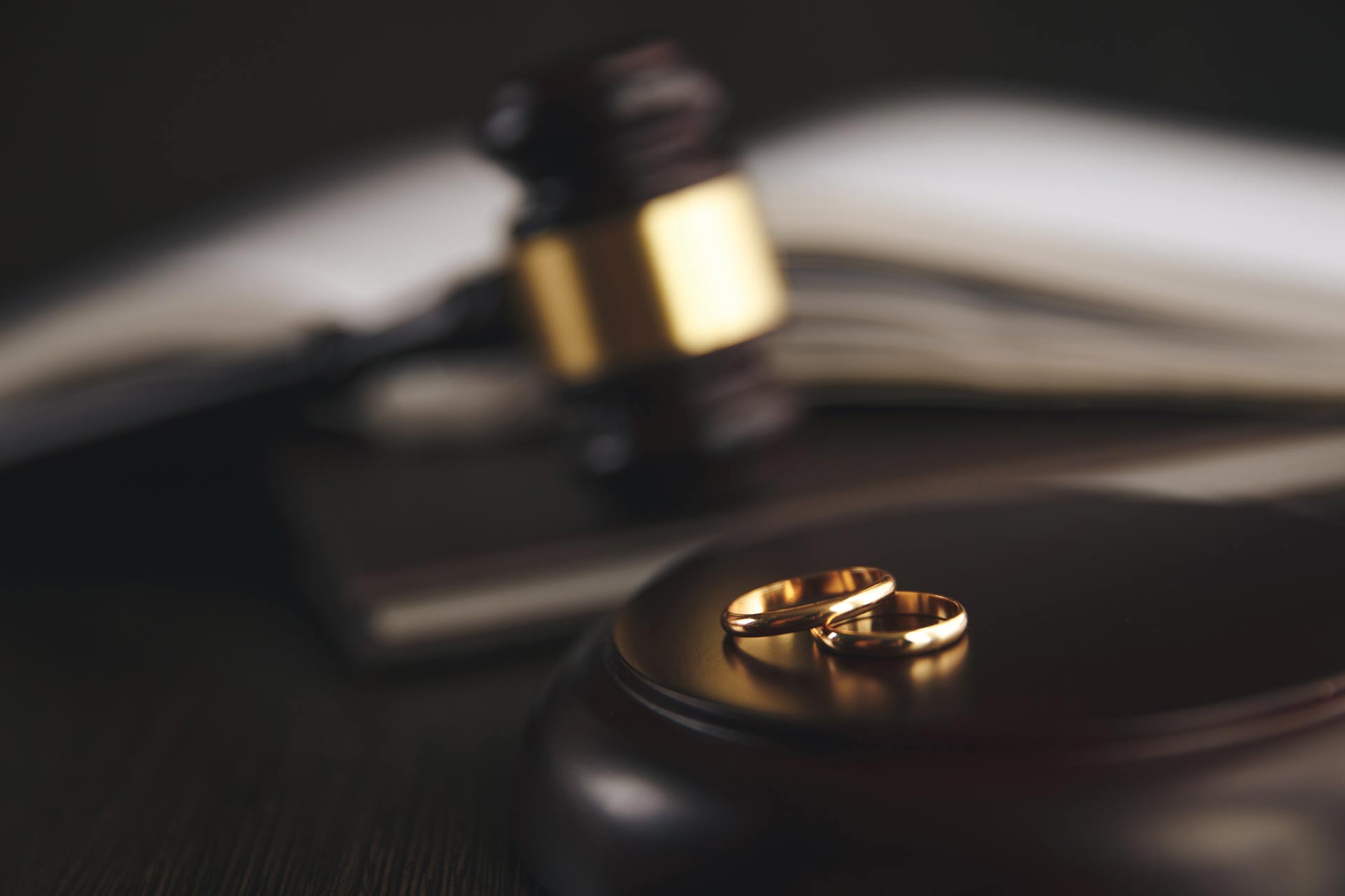 Divorce-decree-and-wooden-gavel