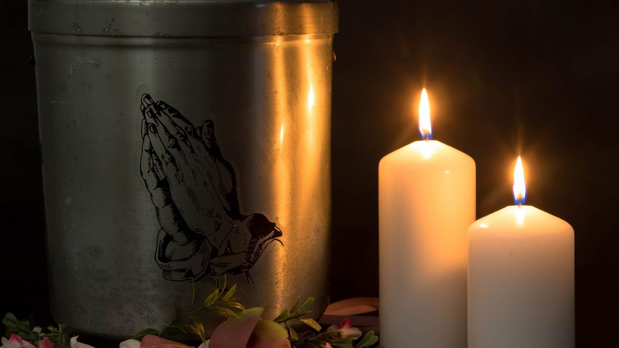 cassa funebre con addobbi floreali