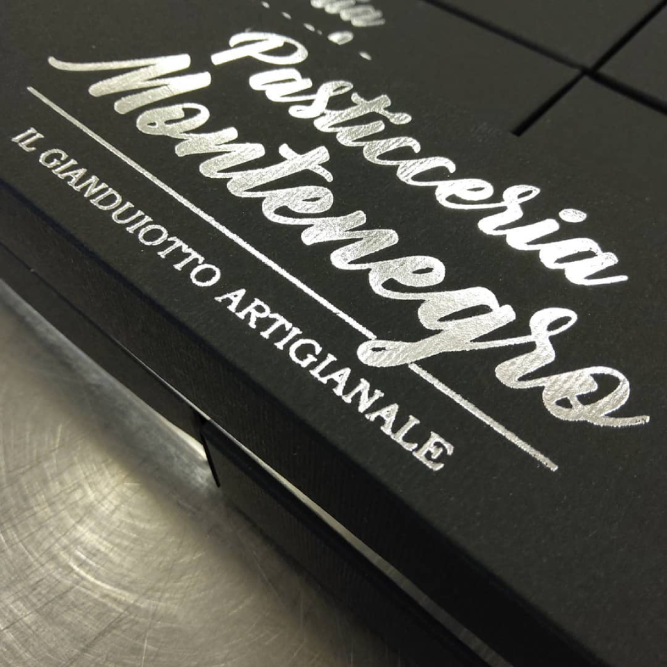 confezione di gianduiotti nera e argentata
