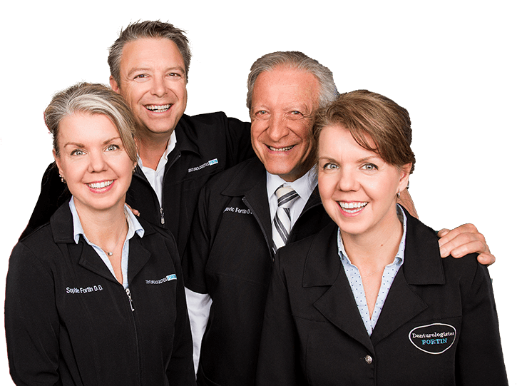 Quatre personnes souriantes en vestes noires. Deux femmes et deux hommes.