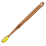 Brosse à vaisselle à long manche, à poils jaunes et à manche en bois.
