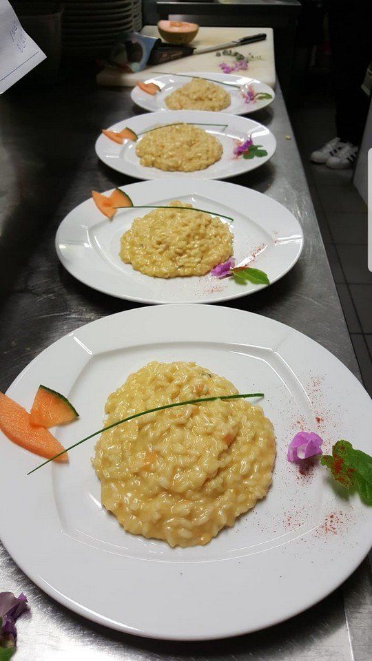piatti in cucina pronti per essere serviti
