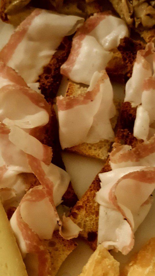 crostini con crudo