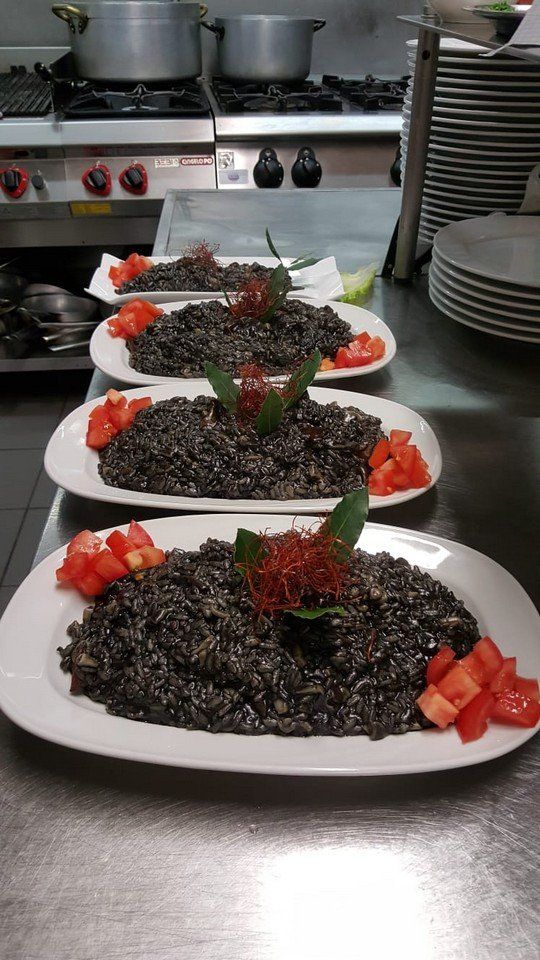 piatti del ristorante pronti per essere serviti