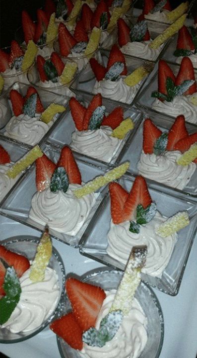 dolci con panna e fragoline